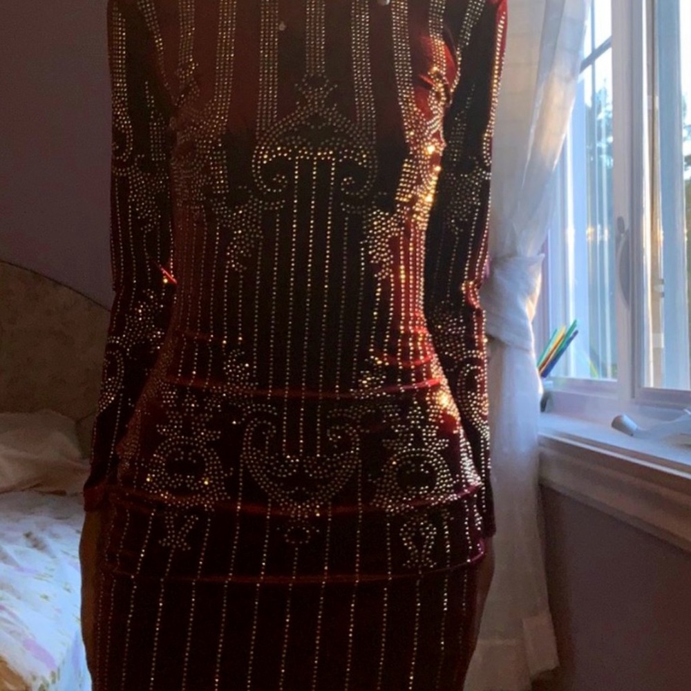 BURGUNDY DRESS W/ PRETTY GOLD DETAILS